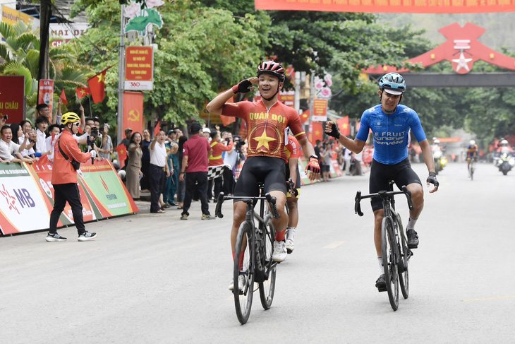 Tay đua Quân đội Phạm Lê Xuân Lộc (bìa trái) về nhất và thâu tóm 4 giải thưởng ở chặng 2 Cuộc đua xe đạp về Điện Biên Phủ 2024 - Ảnh: QĐND