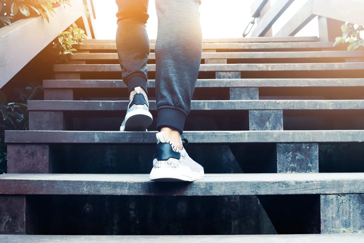 Người thường xuyên đi cầu thang có nguy cơ tử vong vì bệnh tim thấp hơn 39% so với người không đi - Ảnh: Getty