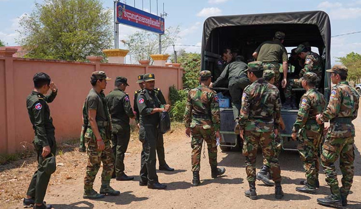 Các binh sĩ tập trung bên ngoài căn cứ quân sự ở Kampong Speu, Campuchia hôm 28-4 - Ảnh: KHMER TIMES