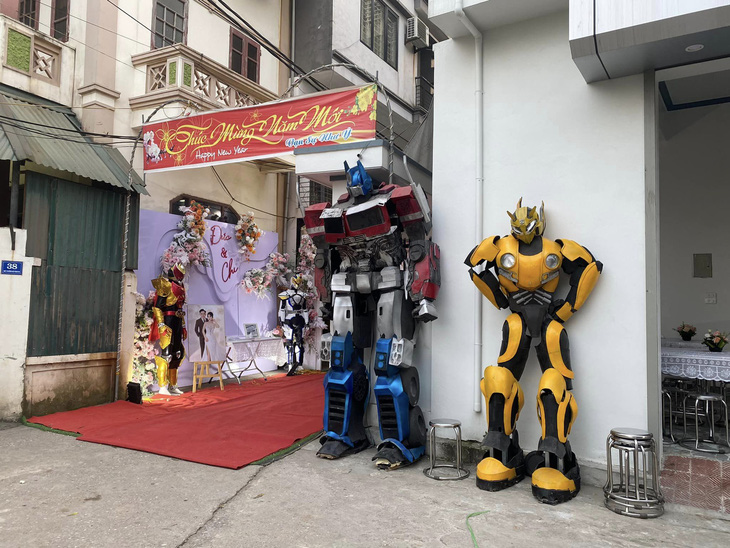 Chú rể thích siêu anh hùng, biến cổng cưới thành 'show room' robot khổng lồ- Ảnh 7.