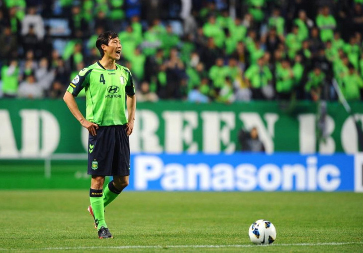 HLV Kim Sang Sik từng là trung vệ lừng danh với 5 lần vô địch K-League 1 (Hàn Quốc) - Ảnh: JEONBUK