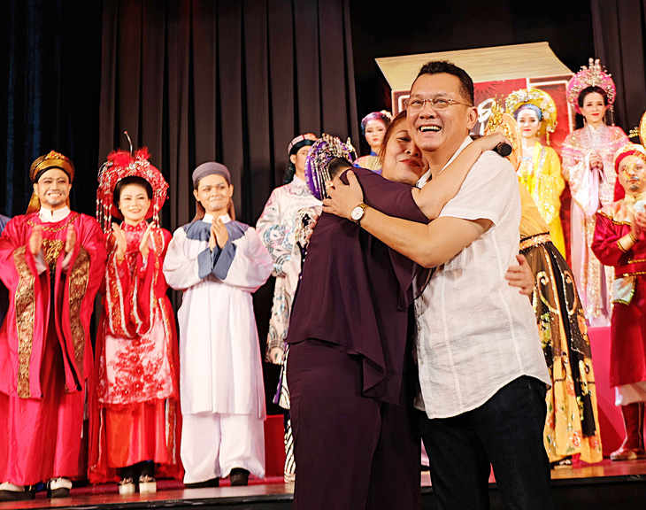 Nghệ sĩ Hồng Vân cảm ơn Hữu Châu vì đã hết lòng truyền tình yêu sử Việt cho các bạn trẻ - Ảnh: L.ĐOAN