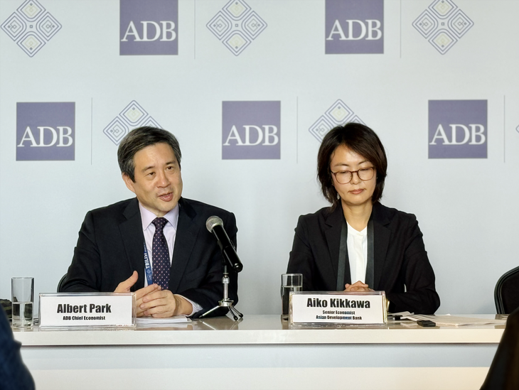 Nhà kinh tế trưởng ADB Albert Park và tác giả báo cáo về già hóa dân số ở châu Á - Thái Bình Dương Aiko Kikkawa tại buổi họp báo ngày 2-5 ở Tbilisi, Georgia - Ảnh: DUY LINH