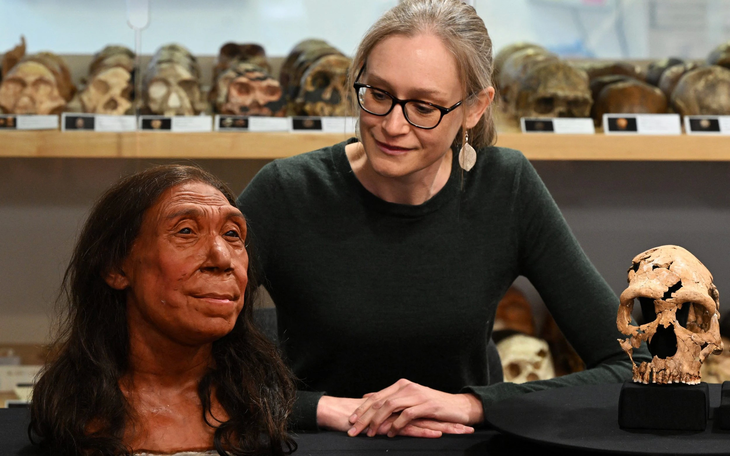 Nhà nhân chủng học cổ đại Emma Pomeroy tại Đại học Cambridge và khuôn mặt của người phụ nữ Neanderthal được phục dựng - Ảnh: AFP
