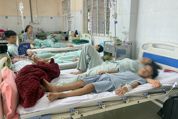 Bệnh nhân nghi ngộ độc sau ăn bánh mì thịt đang điều trị ở Bệnh viện đa khoa khu vực Long Khánh - Ảnh: A.B.