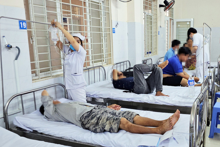 Nhiều bệnh nhân vẫn phải theo dõi và điều trị tại Bệnh viện Đa khoa khu vực Long Khánh nghi ngộ độc do ăn bánh mì thịt - Ảnh: A.B.
