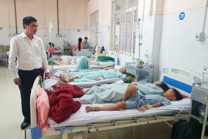 Lãnh đạo UBND TP Long Khánh đến thăm hỏi tình hình các bệnh nhân nghi ngộ độc đang theo dõi, điều trị tại bệnh viện - Ảnh: A.B.