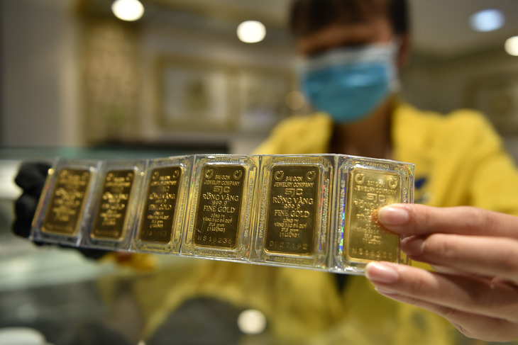So với giá vàng thế giới quy đổi, giá vàng miếng SJC đang cao hơn 14,64 triệu đồng/lượng - Ảnh: NGỌC PHƯỢNG 