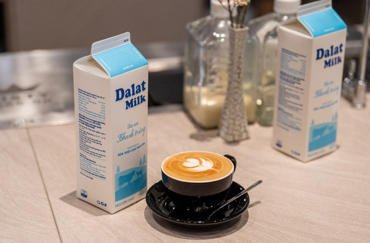Thức uống yêu thích của nhà vô địch VNBC 2023 vào mỗi sáng luôn là ly latte nóng được pha từ hạt cà phê đặc sản và sữa tươi nguyên chất Dalatmilk