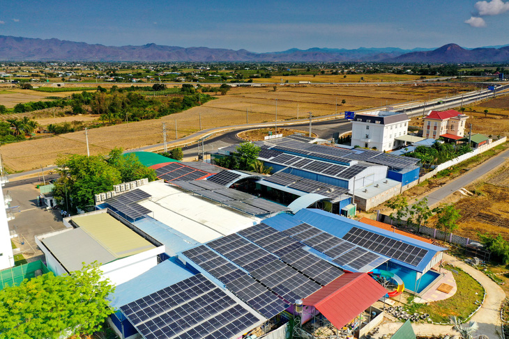 Theo dự thảo, nếu phát điện thừa lên lưới, nguồn điện mặt trời áp mái sẽ không được EVN trả tiền mua. Trong ảnh: điện mặt trời mái nhà ở huyện Hàm Thuận Bắc, Bình Thuận - Ảnh: QUANG ĐỊNH