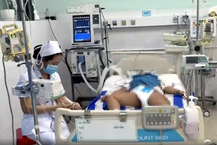 Bệnh viện Nhi đồng Đồng Nai đang tích cực cứu chữa cho bé trai 7 tuổi bị sốc nặng, phải thở máy sau khi ăn bánh mì thịt - Ảnh: A.B.