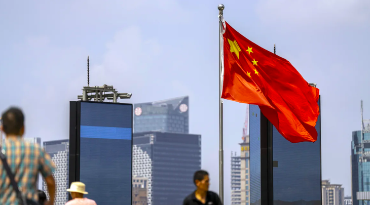 Quốc kỳ Trung Quốc được treo tại khu tài chính Lục Gia Chủy (Lujiazui) của quận Phố Đông ở TP Thượng Hải, Trung Quốc - Ảnh: BLOOMBERG