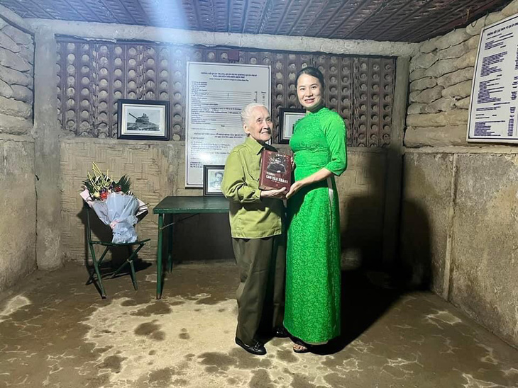 Bà Nguyễn Thị Ngọc Toản thăm lại hầm De Castries với những hồi ức 70 năm - Ảnh: CBV