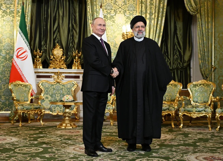 Tổng thống Nga Putin gặp ông Ebrahim Raisi tại Điện Kremlin vào năm 2023 - Ảnh: EPA