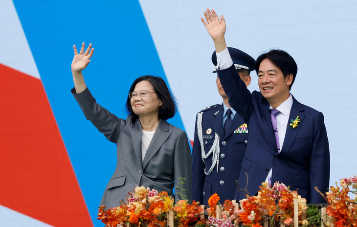 Tân lãnh đạo Đài Loan Lại Thanh Đức (phải) và người tiền nhiệm Thái Anh Văn tại lễ nhậm chức ngày 20-5 - Ảnh: REUTERS