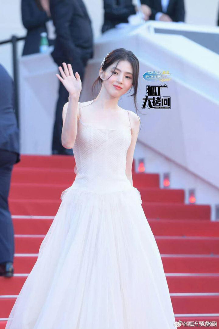 Han So Hee dự Cannes sau lùm xùm tình ái, Yoona mặc đồ bị chê sến- Ảnh 3.