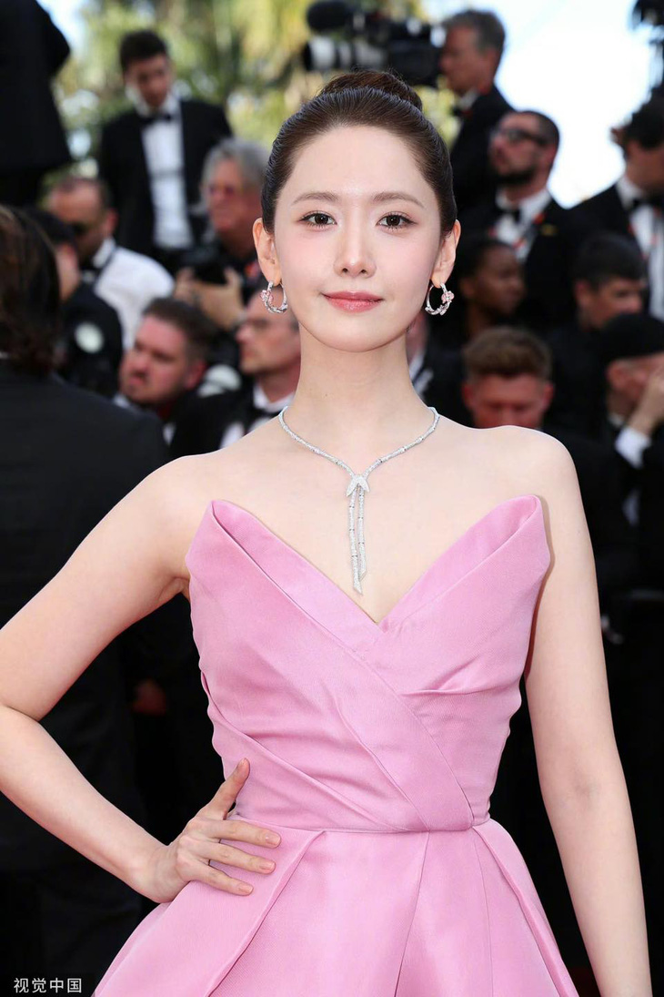 Được biết, Yoona đến Cannes với tư cách đại sứ thương hiệu trang sức xa xỉ QEELIN. Tại sự kiện, mỹ nhân xứ kim chi đã diện một bộ váy hồng bồng bềnh kết hợp cùng kiểu tóc búi cao. 