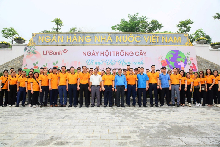 Ngày 19-5, đại diện lãnh đạo LPBank, lãnh đạo công đoàn Ngân hàng Nhà nước triển khai "Ngày hội trồng cây - Vì một Việt Nam xanh" tại Khu di tích lịch sử ngành ngân hàng Việt Nam - Ảnh: LPBank