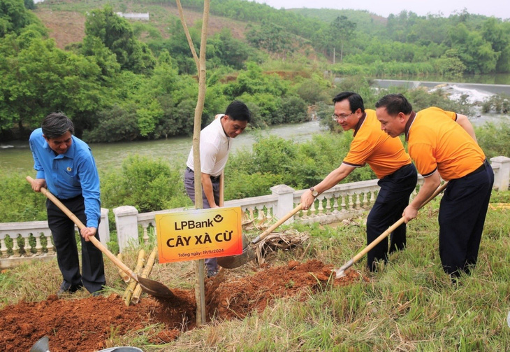 Ban lãnh đạo LPBank trồng cây tại Khu di tích lịch sử ngành ngân hàng tại tỉnh Tuyên Quang - Ảnh: LPBank