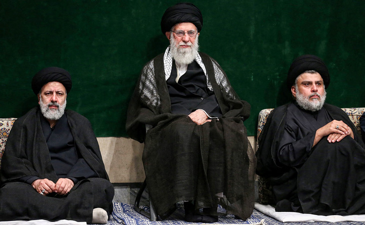 Ông Ebrahim Raisi (bìa trái) ngồi cùng Lãnh tụ tối cao Iran Ali Khamenei (giữa) năm 2019 - Ảnh: AFP