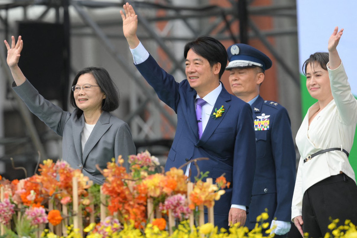 Ông Lại Thanh Đức (giữa) cùng cấp phó Tiêu Mỹ Cầm (bìa phải) và người tiền nhiệm Thái Anh Văn (trái) tại buổi lễ nhậm chức lãnh đạo Đài Loan ngày 20-5 - Ảnh: AFP