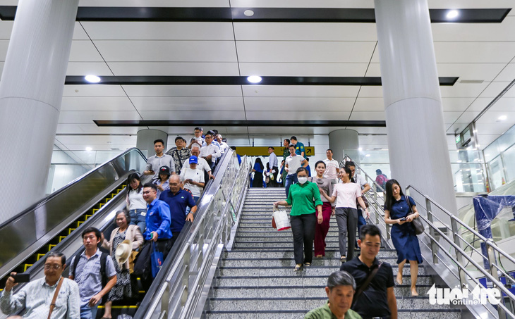 Người dân đi xuống cầu thang ke ga tại ga ngầm Bến Thành (tuyến metro số 1) - Ảnh: CHÂU TUẤN