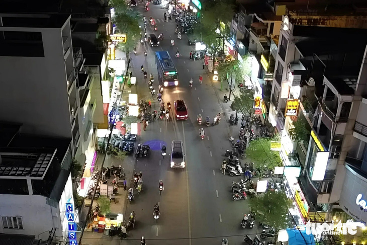 Từ góc nhìn trên cao, có thể thấy nhiều bãi gửi xe tự phát ngay trên lòng đường Nguyễn Gia Trí - Ảnh: TIẾN QUỐC 