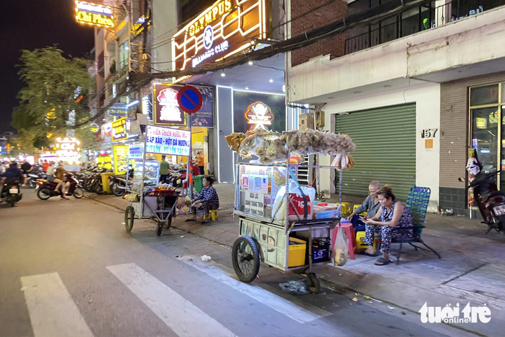 Tại tuyến đường Nguyễn Gia Trí (phường 25, quận Bình Thạnh, TP.HCM) xuất hiện hơn 80 xe đẩy hàng rong bán đồ ăn vặt, nước uống - Ảnh: TIẾN QUỐC