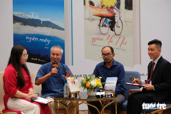 Giao lưu với tác giả Vũ Thế Long (thứ 2, từ trái qua) và Đỗ Quang Tuấn Hoàng (thứ 3, từ trái qua) - Ảnh: LINH ĐOAN