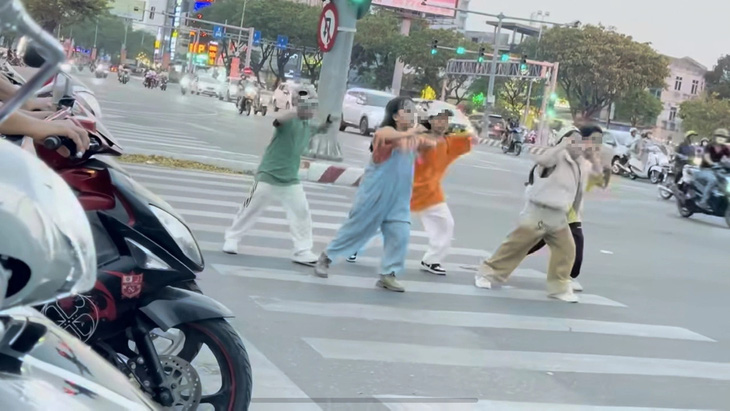 Một clip trẻ em nhảy khi qua đường ngay nút giao thông cầu Rồng, Đà Nẵng - Ảnh: M.X.H
