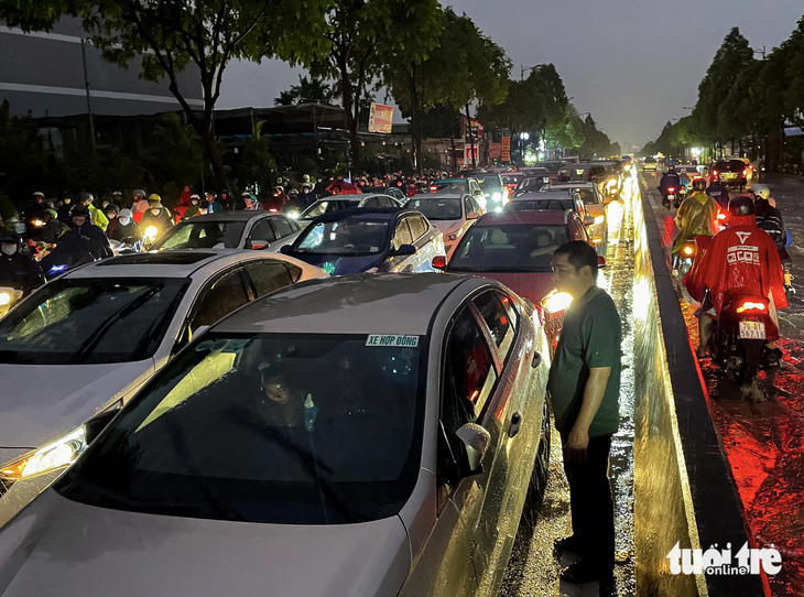 Kẹt xe nghiêm trọng trên đường Phạm Văn Đồng (đoạn gần giao lộ Tô Ngọc Vân, TP Thủ Đức) - Ảnh: CHÂU TUẤN