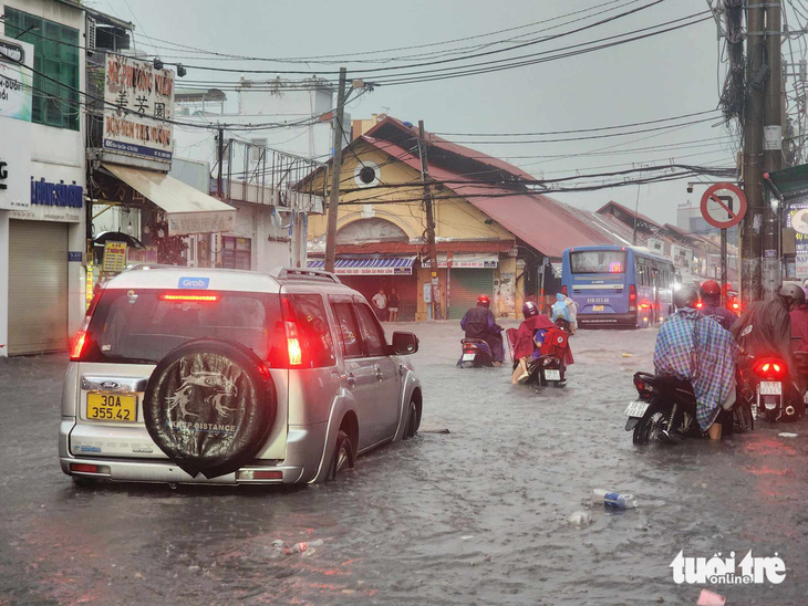 Đường Kha Vạn Cân, TP Thủ Đức bị ngập sau mưa - Ảnh: MINH HÒA