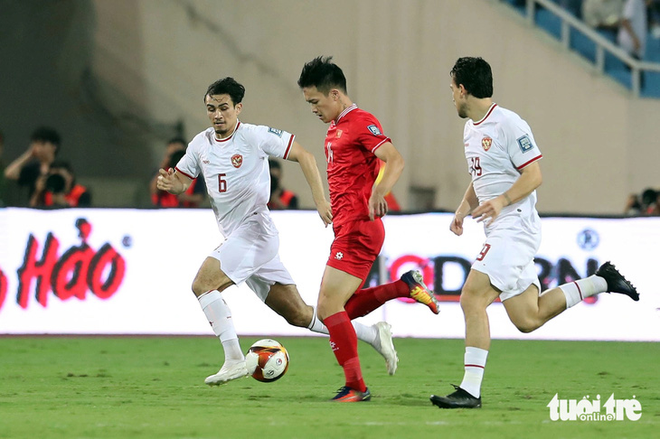 Hoàng Đức (áo đỏ) bất lực trong trận lượt về thua Indonesia 0-3 ở vòng loại thứ hai World Cup 2026 - Ảnh: N.K.