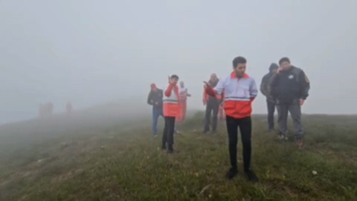 Lực lượng cứu hộ đang dò tìm trong sương mù gần hiện trường - Ảnh: MEHR NEWS