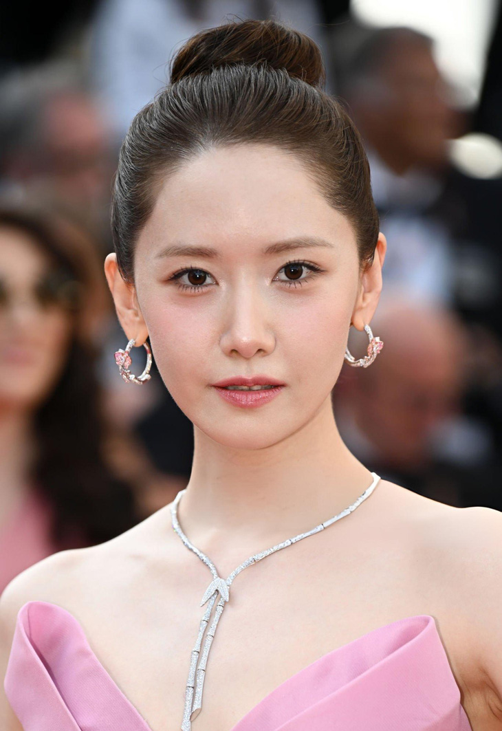 Han So Hee dự Cannes sau lùm xùm tình ái, Yoona mặc đồ bị chê sến- Ảnh 4.