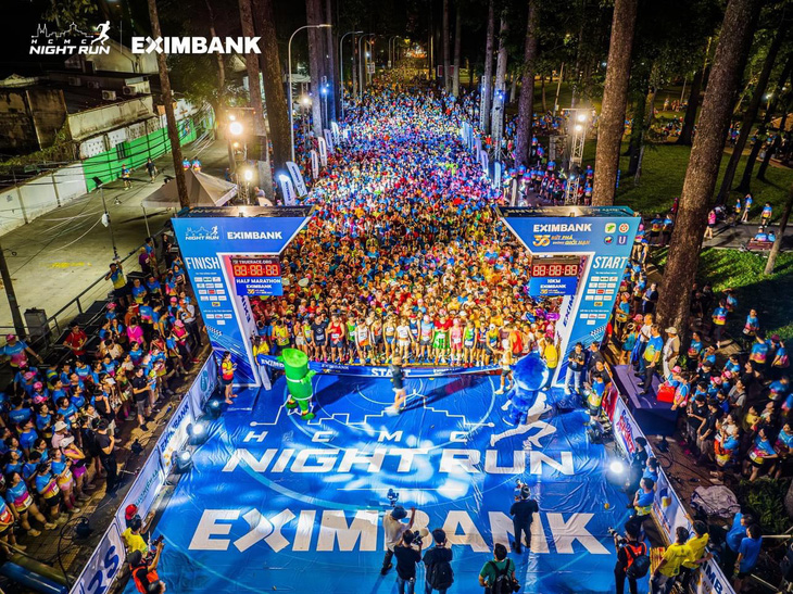Giải chạy đêm Ho Chi Minh City Night Run Eximbank 2024 diễn ra trong không khí vô cùng rạo rực và phấn chấn - Ảnh: T.V.C