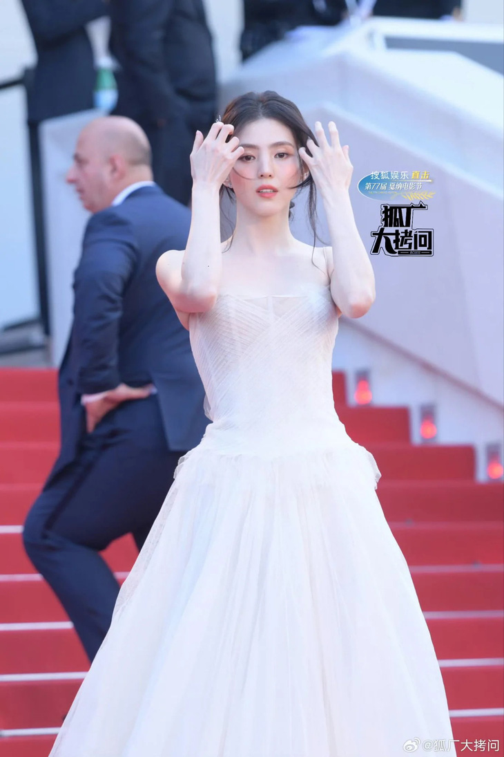Han So Hee dự Cannes sau lùm xùm tình ái, Yoona mặc đồ bị chê sến- Ảnh 2.