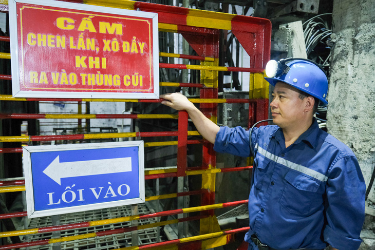 Người lao động được quán triệt đảm bảo an toàn trước khi đến gương lò, lò chợ khai thác than tại Công ty CP Than Mông Dương, Quảng Ninh - Ảnh: HÀ QUÂN