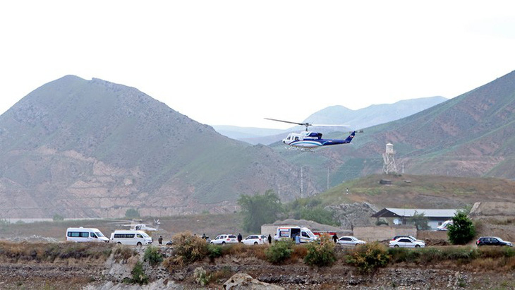 Chiếc trực thăng chở Tổng thống Ebrahim Raisi cất cánh tại khu vực biên giới giữa Iran với Azerbaijan và người đồng cấp Azerbaijan Ilham Aliyev dự lễ khánh thành đập thủy điện Qiz Qalasi tại Azeri, Iran vào ngày 19-5 - Ảnh: IRNA via AP