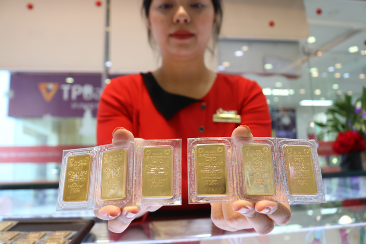 So với giá vàng thế giới quy đổi, giá vàng miếng SJC đang cao hơn 16,19 triệu đồng/lượng - Ảnh: NGỌC PHƯỢNG 