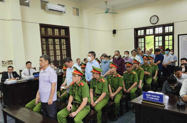 Bị cáo Nguyễn Văn Vịnh (đứng, thứ 2) và các bị cáo khác tại tòa - Ảnh: HOÀNG DŨNG