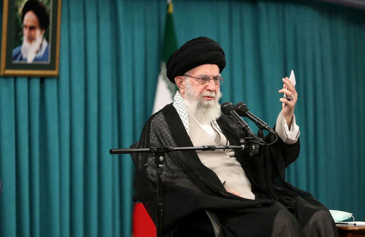 Lãnh tụ tối cao Iran Ali Khamenei phát biểu trong cuộc trao đổi với các chỉ huy và thành viên của Lực lượng Vệ binh cách mạng Hồi giáo Iran (IRGC), tháng 8-2023 - Ảnh: WEST ASIA NEWS AGENCY/ REUTERS