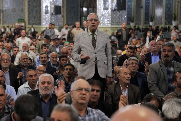 Người dân cầu nguyện cho Tổng thống Iran Ebrahim Raisi tại đền Imam Reza ở Mashhad, ngày 19-5 - Ảnh: CNN/ShahraraNews