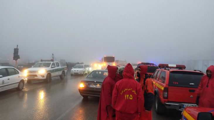 Các xe tham gia công tác cứu hộ chờ tại tỉnh Đông Azerbaijan, Iran - Ảnh: REUTERS