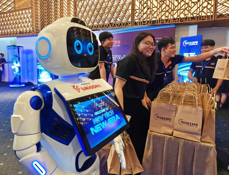 Robot đón chào khách tại buổi giới thiệu Diễn đàn công nghệ quốc tế iTech Expo TP.HCM 2024 - Ảnh: ĐỨC THIỆN