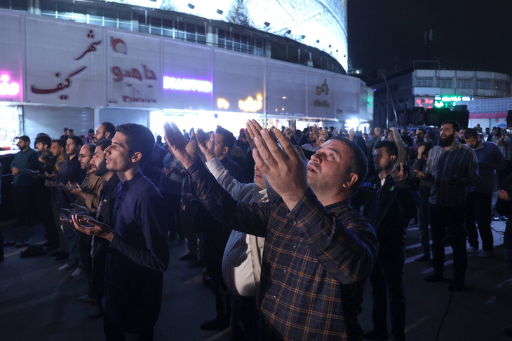 Người dân Iran tại thủ đô Tehran đang cầu nguyện cho Tổng thống Ebrahim Raisi được bình an sau vụ trực thăng bị rơi - Ảnh: Reuters