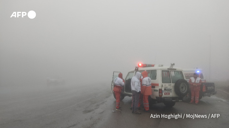Lực lượng tìm kiếm và cứu hộ vẫn đang nỗ lực triển khai tìm kiếm trong bối cảnh địa hình đồi núi và sương mù vẫn bao vây toàn bộ khu vực hiện trường - Ảnh: AFP