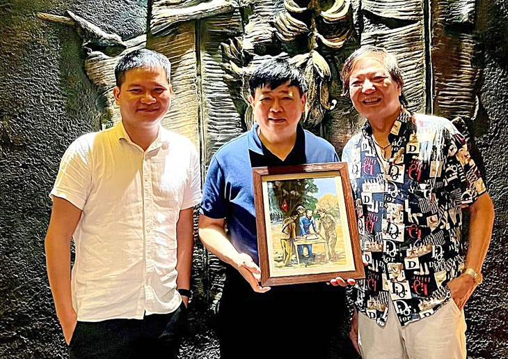 Ông Nguyễn Thế Kỷ (giữa) và cha con họa sĩ Nguyễn Quốc Thắng, Nguyễn Duy Quang - người vẽ các minh họa và thiết kế mỹ thuật cho bộ tiểu thuyết Nước non vạn dặm