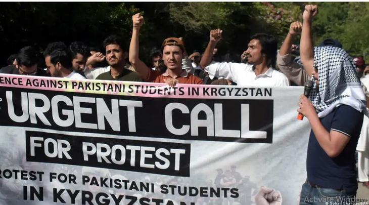 Biểu tình ở thủ đô Islamabad của Pakistan kêu gọi bảo vệ sinh viên đang du học tại Kyrgyzstan - Ảnh: EPA