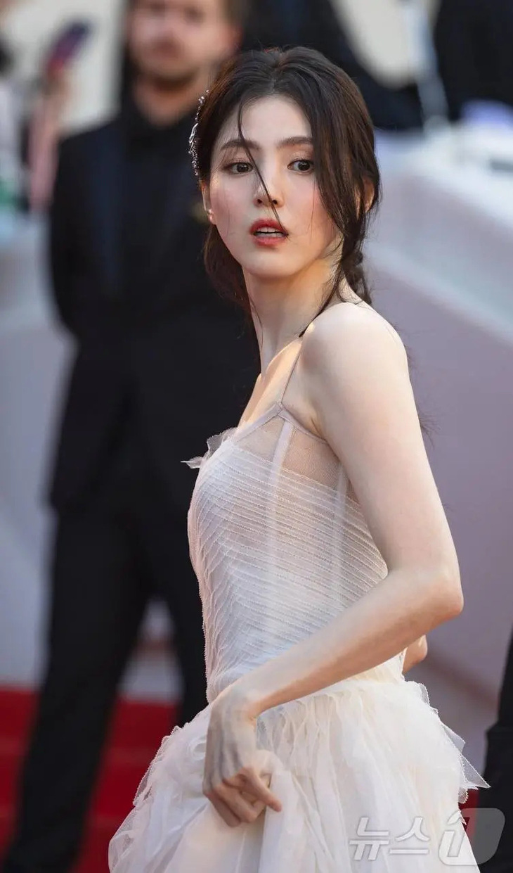 Dù danh tiếng bị ảnh hưởng sau chuyện đời tư ồn ào với Ryu Jun Yeol hồi tháng 3, nhưng Han So Hee vẫn tự tin xuất hiện trên thảm đỏ liên hoan phim lớn nhất thế giới.